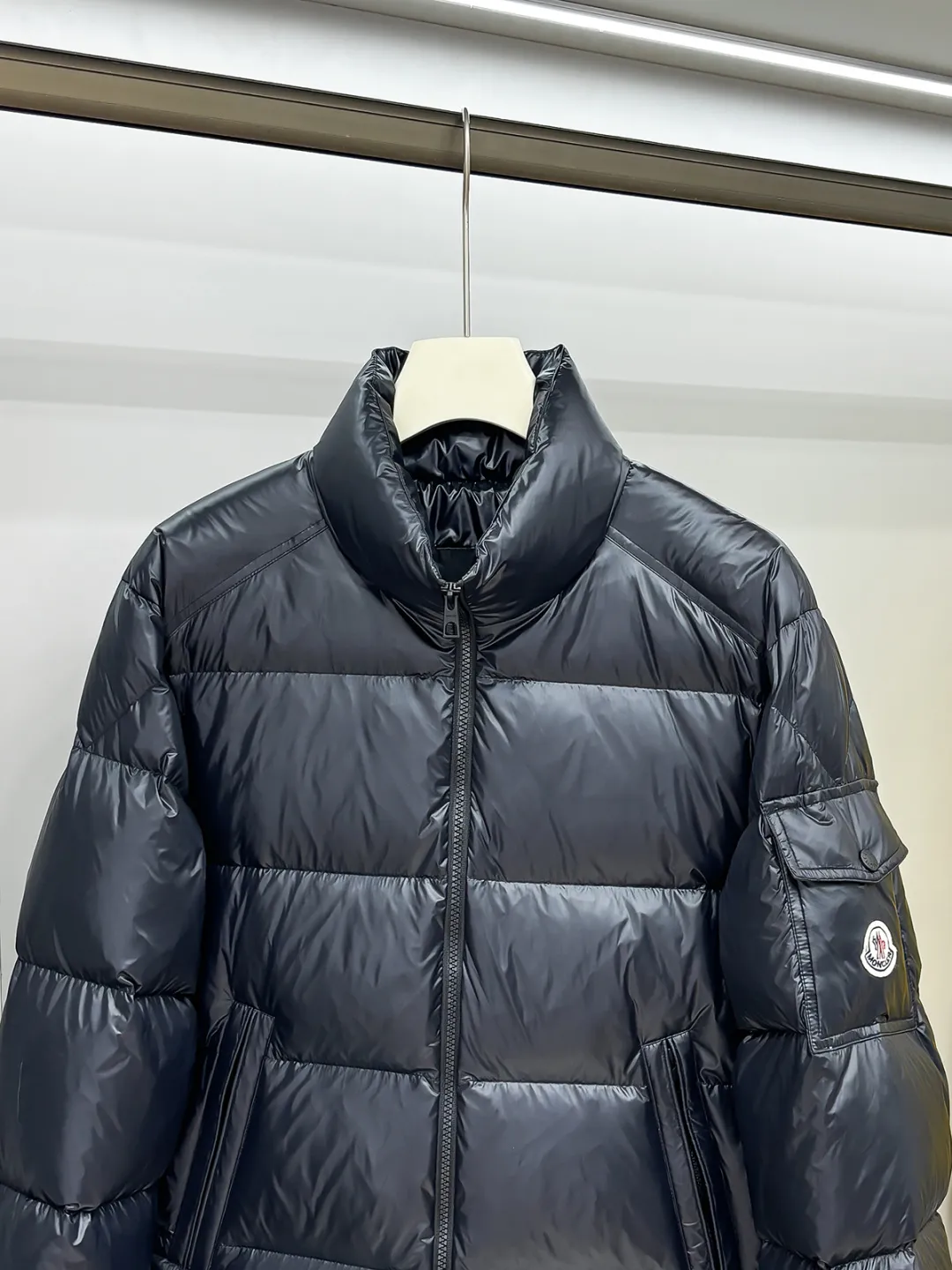 MON 26 Levitha 。 Premium 。 Super Laqué ， 。 ， ， —— ， 。 ， Classic 。 ， Moncler Maya ， Classic ， ， 。 ， 、 ， 。 。 ， Luxury ， ， Premium 。 25061Size ： 0 : 50cm- 112cm- 61cm- 70 1 : 51cm- 116cm- 62cm- 71 2 : 52cm- 120cm- 63cm- 72 3 : 53cm- 124cm- 65cm- 73 4 : 54cm- 128cm- 67cm- 74 5 : 55cm- 132cm- 69cm- 75 Size ：（ 0 ） 174-140 ， 2 ！ 130 1 ，130-145 2 ，145-160 3 ，160-175 4 ，175-190 5 ！